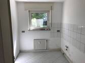 BEISPIELBILD: Küche mit Blick ins Grüne, weißem Fliesenspiegel und weißen Bodenfliesen - 3 Zimmer Etagenwohnung in Bad Vilbel