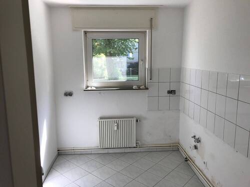 BEISPIELBILD: Küche mit Blick ins Grüne, weißem Fliesenspiegel und weißen Bodenfliesen - 3 Zimmer Etagenwohnung in Bad Vilbel