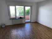 BEISPIELBILD: Wohnzimmer mit Zugang zum Balkon und hochwertigem PVC-Belag in Holzoptik - Etagenwohnung mit 64,10 m&sup2; in Bad Vilbel zur Miete