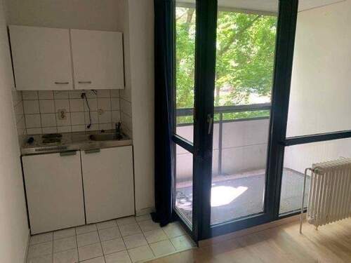 Pantry-Küche und Balkon - 1 Zimmer Etagenwohnung in Nürnberg