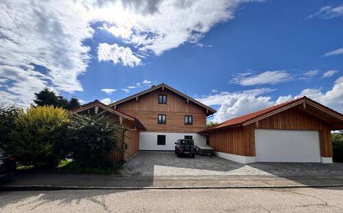 Hausansicht mit Garagen - 5 Zimmer Doppelhaushälfte zum Kaufen in Valley