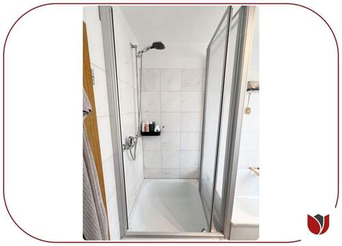 Dusch-Wannen-Bad mit WC und Fenster - 