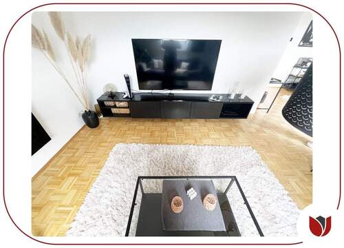 Wohnzimmer mit gemütlicher Schräge - 