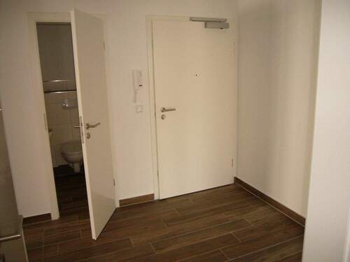Eingangstür und Gäste WC - 