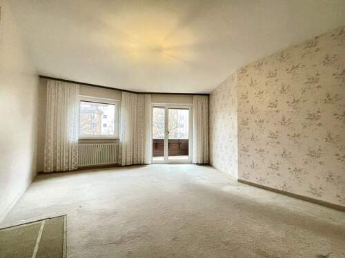 Wohnzimmer 1 - 3 Zimmer Etagenwohnung zum Kaufen in Stuttgart