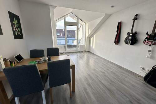 Wohnzimmer (Ansicht 2) - Etagenwohnung mit 75,40 m&sup2; in Landsberg zur Miete