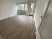 Wohnzimmer - HH-Billstedt - Oberschleems - Teilsanierte 2,5 Zi.-Whg.65m² Vollbad mit Fenster, EBK, Balkon € 880,- zzgl. BK