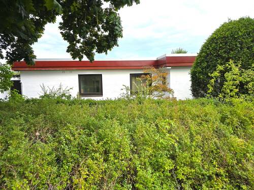 Teilansicht Haus - 200 m² barrierefreier Bungalow mit Teilkeller, Garage & ruhiger Alleinlage