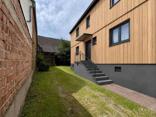 Mit KI bearbeitet - 7 Zimmer Mehrfamilienhaus, Wohnhaus in Büdingen