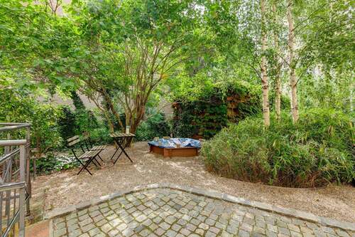 Grüner gepflegter Innenhof - 