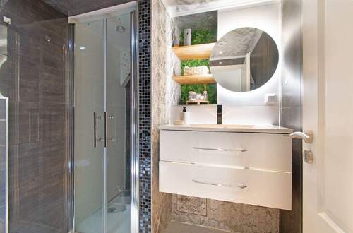 Modernes Bad mit großer Dusche - 