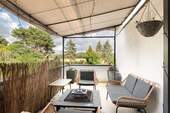 Dachterrasse mit Blick aufs Getreidefeld - 