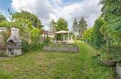 Garten mit Wasserbecken, Pavillon und Hühnerstall - 