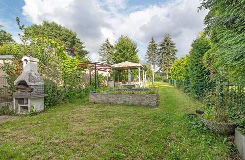 Garten mit Wasserbecken, Pavillon und Hühnerstall - 
