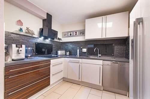 Hochwertige Küche mit moderner Ausstattung - 