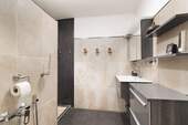 Stilvolles Badezimmer mit Dusche und WC - 
