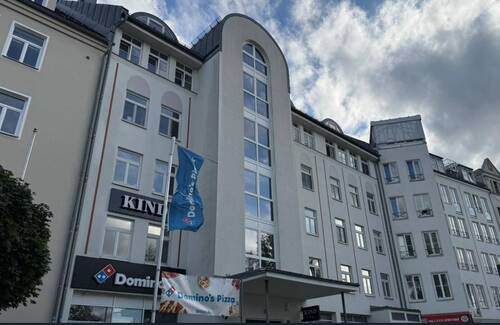 Hausansicht - Praxis im 3.OG - barrierefrei mit Lift - Bodenbelag nach Kundewunsch !