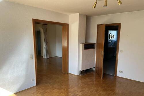 Wohnzimmer mit Kachelofenheizung - 3 Zimmer Etagenwohnung zum Kaufen in Tuttlingen