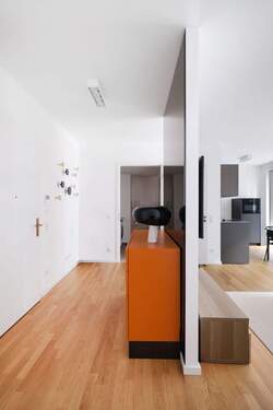 Flur mit Blick zum Badezimmer - 