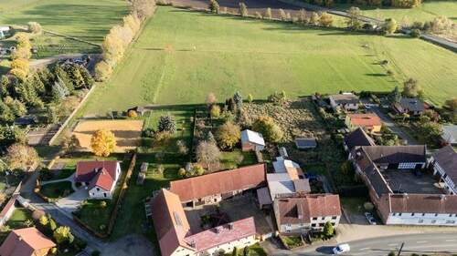 Drohnenansicht - Ihr Bauernhaus mit Nebengebäude wartet auf - werden Sie zum Selbstversorger!