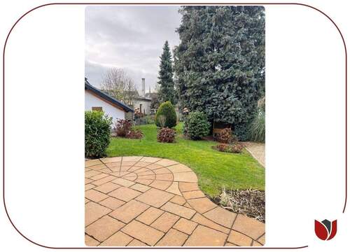 Blick über die Terrasse in den Garten - 