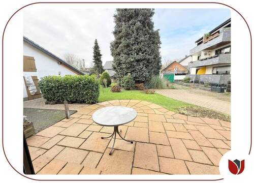 Süd-West-Terrasse mit Blick in den eigenen, gepfle - 