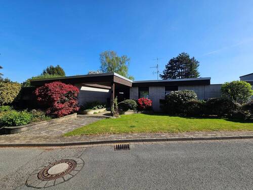 Hausansicht - Seltene Gelegenheit - Attraktiver Bungalow mit 193 m² Wohnnutzfläche in Traumlage von Bo-Stiepel