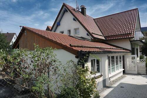 Rückseite (Garage) - 2 Zimmer Mehrfamilienhaus, Wohnhaus in Tuningen