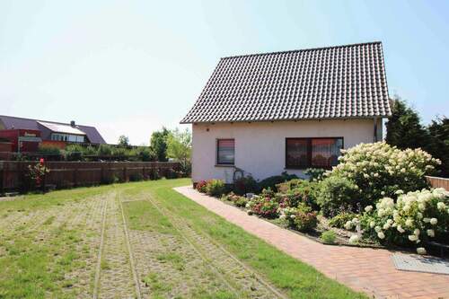 Titelbild - Einfamilienhaus plus Einliegerwohnung im Nebengelaß - 10 Gehminuten zum Stettiner Haff