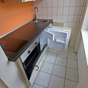 Küche mit Backofen u. Kühlschrank - 