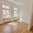 Wohnzimmer mit Laminat - 2 Zimmer Etagenwohnung zur Miete in Schwerin