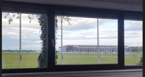 Blick vom Büro auf die Landebahn - Bürofläche mit Landebahnblick zu vermieten