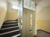 Treppenhaus mit Fahrstuhl - 