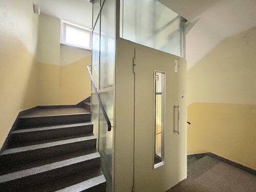Treppenhaus mit Fahrstuhl - 