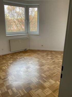 Helles Schlafzimmer mit Parkettfußboden - Etagenwohnung mit 81,80 m&sup2; in Hannover zur Miete