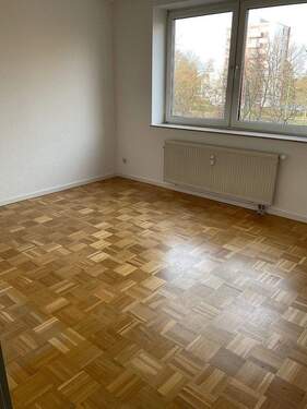 Helles Schlafzimmer/ Kinderzimmer mit Parkettfußboden - 