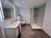 Inneliegendes Badezimmer mit Dusche - 