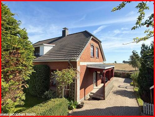 Auffahrt mit Eingangsbereich - 