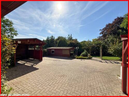 Auffahrt mit Blick in den Garten - 