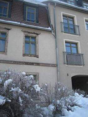 Hausansicht / Winter - Etagenwohnung mit 50,00 m&sup2; in Limbach-Oberfrohna zur Miete