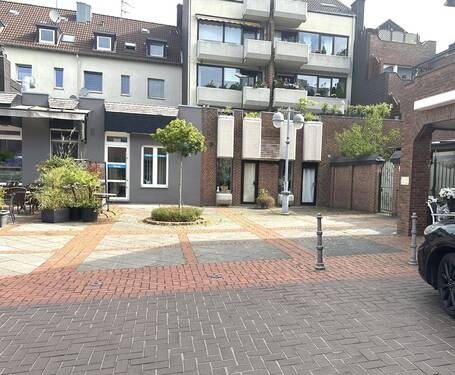 rückwärtiger Vorplatz - 