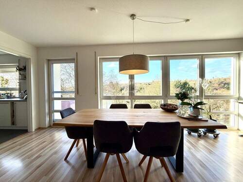 Wohn- und Esszimmer mit Kamin - 3 Zimmer Etagenwohnung zum Kaufen in Bad Soden am Taunus