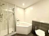 Vollbad mit Wanne und Dusche - 