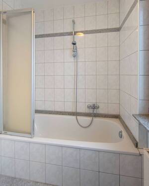 Badewanne mit Duschvorrichtung - 