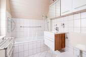 Wannenbad im OG - 
