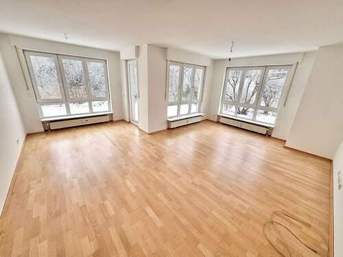 Wohnzimmer mit Terrasse - 3 Zimmer Terrassenwohnung zur Miete in Hamburg