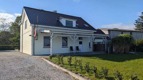 Gartensicht mit überdachter Terrasse - 1 Zimmer Mehrfamilienhaus, Wohnhaus in Stoltebüll