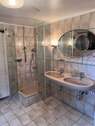 Badezimmer in der unteren Etage mit Dusche - 
