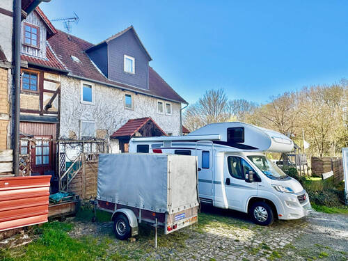 Hof und Parkmöglichkeiten - 