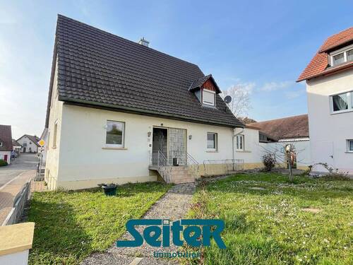 Aussen 2.jpg - Handwerkertraum! Sanierungsbedürftiges Häuschen mit schönem Garten im Herzen von Steinenstadt